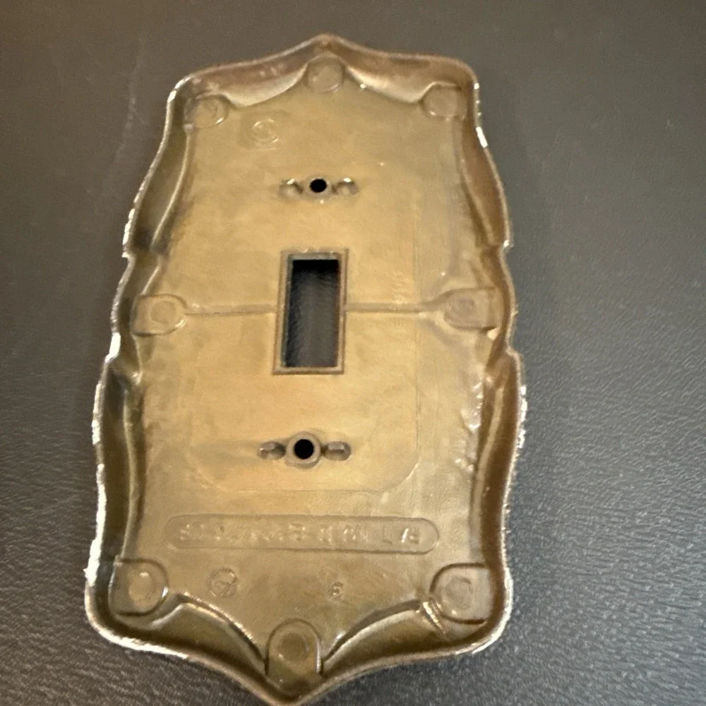 VINTAGE AMEROCK CARRIAGE HOUSE SINGLE SWITCH TOGGLE COVER PLATE ANTIQUE Bronze